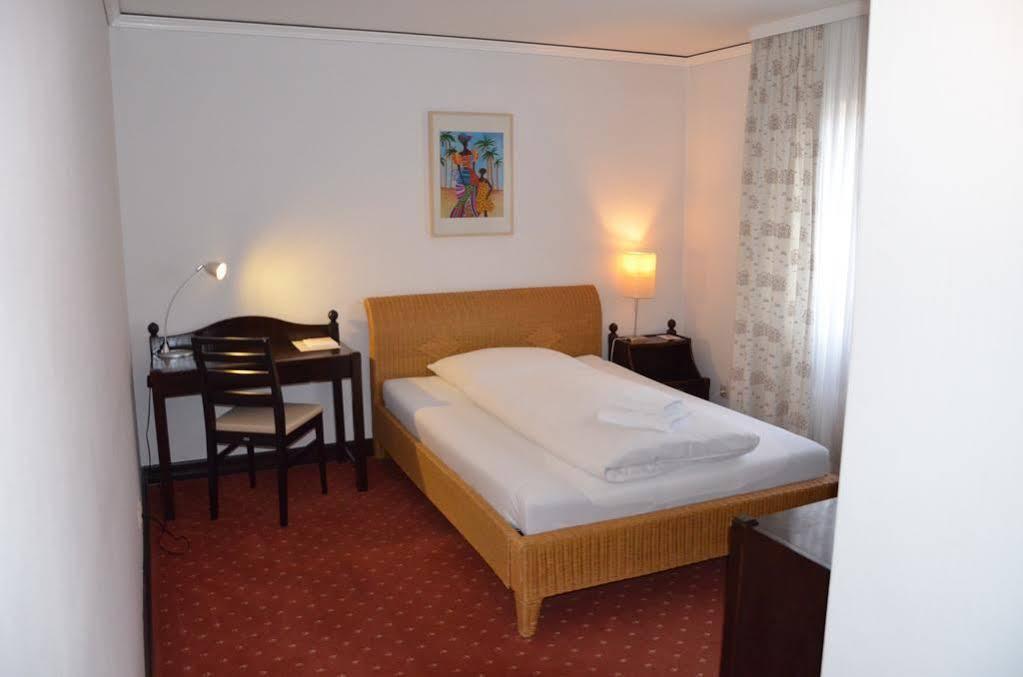 Hotel Zur Traube Moglingen Exterior photo